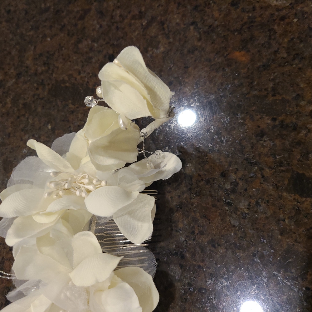 Elegant Cream Floral Hair Comb